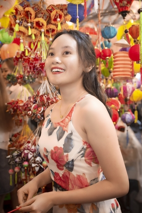 中秋节夜市街头美女图片